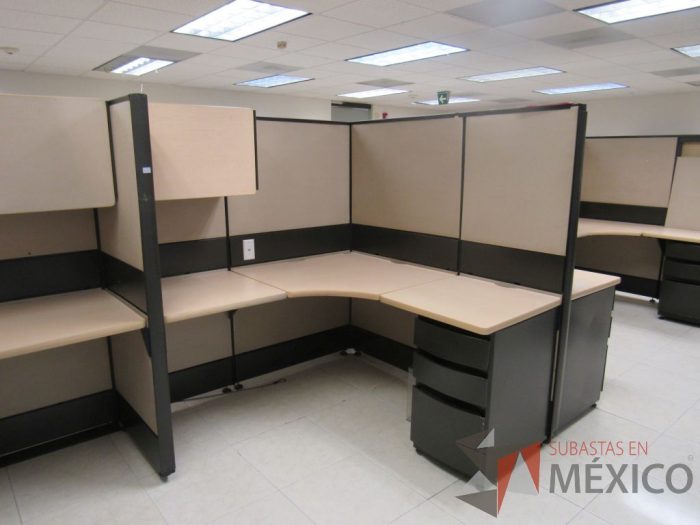 Lote 056 - Estación de trabajo de mampara alta color beige para 14 personas con 13 gavetas y 14 archiveros de pedestal de 3 cajones - Imagen 14