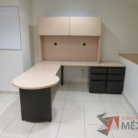 Lote 066 - Escritorio en escuadra con gabinete superior de 2 puertas corredizas y 2 archiveros de pedestal de 3 cajones