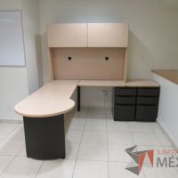 Lote 066 - Escritorio en escuadra con gabinete superior de 2 puertas corredizas y 2 archiveros de pedestal de 3 cajones - Imagen 3