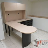 Lote 066 - Escritorio en escuadra con gabinete superior de 2 puertas corredizas y 2 archiveros de pedestal de 3 cajones - Imagen 4