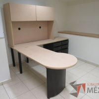 Lote 066 - Escritorio en escuadra con gabinete superior de 2 puertas corredizas y 2 archiveros de pedestal de 3 cajones - Imagen 5