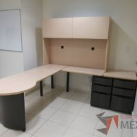 Lote 066 - Escritorio en escuadra con gabinete superior de 2 puertas corredizas y 2 archiveros de pedestal de 3 cajones - Imagen 7