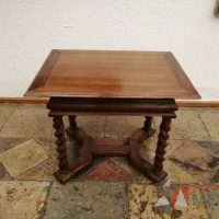 Lote 015 - Mesa de apoyo con 4 patas de madera