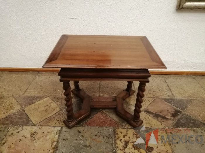 Lote 015 - Mesa de apoyo con 4 patas de madera