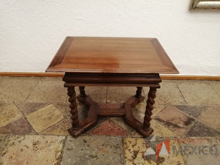 Lote 015 - Mesa de apoyo con 4 patas de madera - Imagen 4