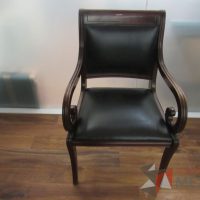 Lote 007 - Silla de visita con 4 patas, asiento y respaldo tipo piel color negro