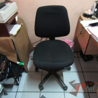 Lote 077 - 3 Sillas secretariales con ruedas, asiento y respaldo en tela color negro