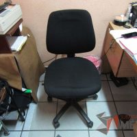 Lote 077 - 3 Sillas secretariales con ruedas, asiento y respaldo en tela color negro - Imagen 3