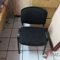Lote 049 - 2 Sillas fijas, asiento y respaldo en tela color negro