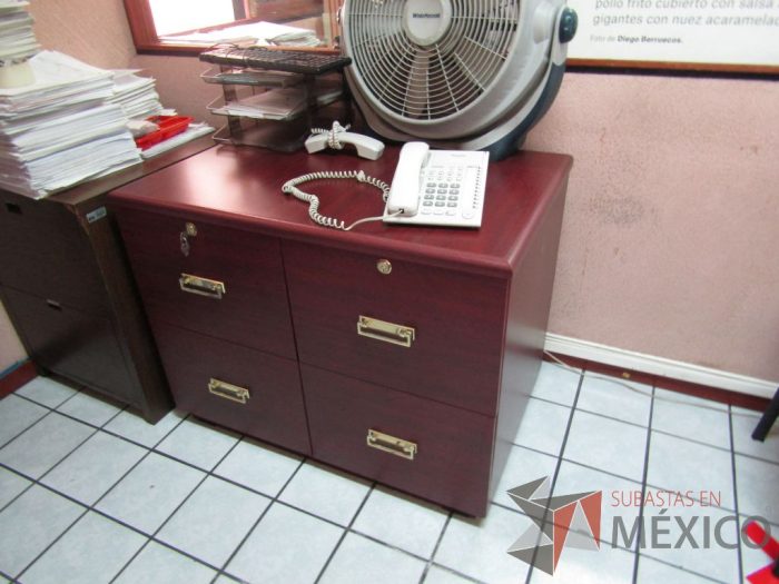 Lote 020 - Credenza con 4 cajones y archivero vertical de 2 cajones - Imagen 4