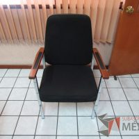Lote 005 - 2 Sillas fijas, descansabrazos, asiento y respaldo en tela color café