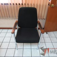 Lote 005 - 2 Sillas fijas, descansabrazos, asiento y respaldo en tela color café - Imagen 3