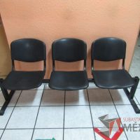 Lote 002 - Banca de espera de 3 plazas asiento y respaldo en plástico color negro