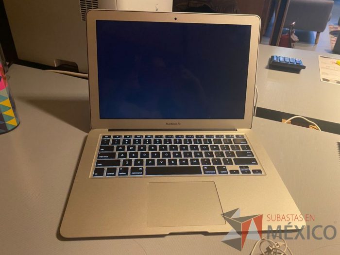 Lote 042 - MacBook Air Mediados 2013, Core i5, Pantalla Retina 13", 4 GB
