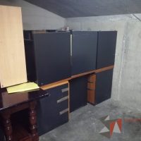 Lote 020 - Escritorio con archivero de pedestal de 3 cajones y cubierta color madera - Imagen 3