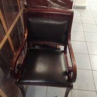 Lote 007 - Silla de visita con 4 patas, asiento y respaldo tipo piel color negro - Imagen 7