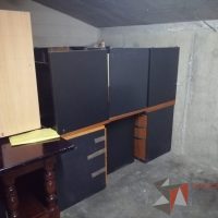 Lote 020 - Escritorio con archivero de pedestal de 3 cajones y cubierta color madera - Imagen 4