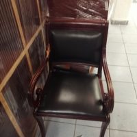 Lote 007 - Silla de visita con 4 patas, asiento y respaldo tipo piel color negro - Imagen 6