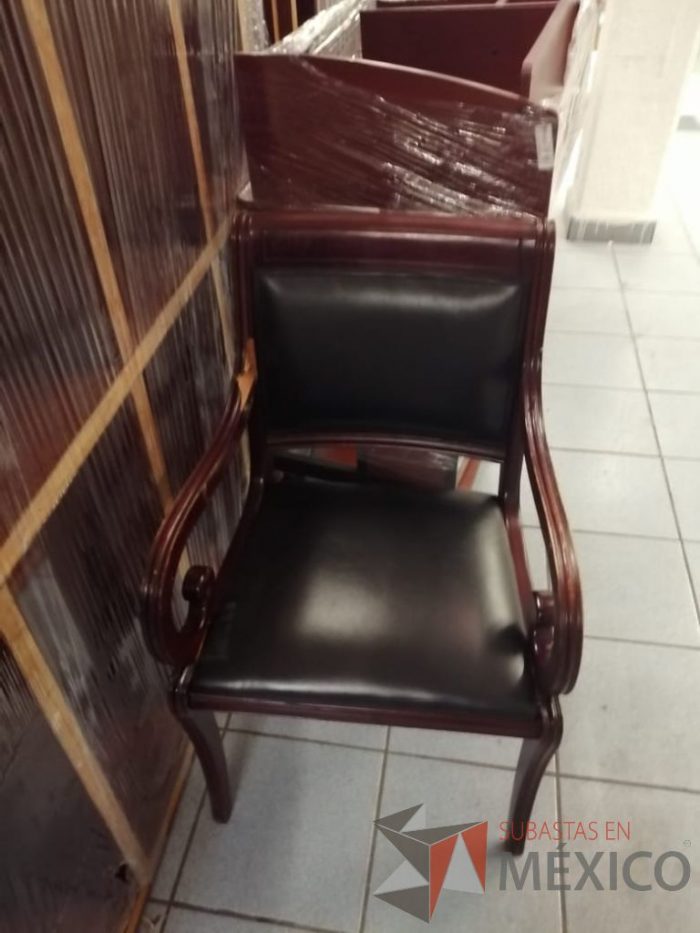 Lote 007 - Silla de visita con 4 patas, asiento y respaldo tipo piel color negro - Imagen 6