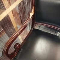 Lote 007 - Silla de visita con 4 patas, asiento y respaldo tipo piel color negro - Imagen 8