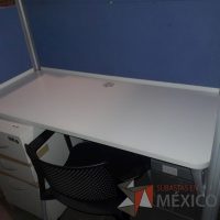 Lote 001 - Mesa de trabajo cubierta color blanco