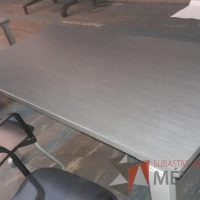 Lote 005 - Mesa de trabajo con cubierta color gris 