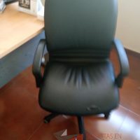 Lote 006 - Silla ejecutiva con ruedas, descansabrazos, asiento y respaldo tipo vinipiel