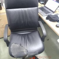 Lote 088 - Silla ejecutiva con ruedas, descansabrazos, asiento y respaldo tipo vinipiel