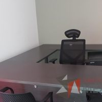 Lote 028 - Escritorio en herradura