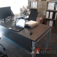 Lote 019 - Escritorio en escuadra cubierta color gris