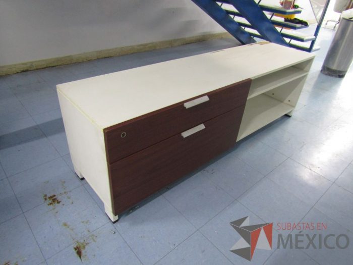 Lote 071 - Credenza con 2 cajones y 1 entrepaño color vino con blanco - Imagen 5