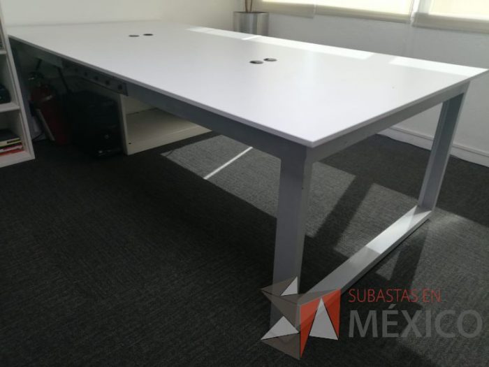 Lote 001 - Mesa de trabajo para 4 personas cubierta color blanco - Imagen 2