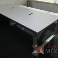 Lote 001 - Mesa de trabajo para 4 personas cubierta color blanco