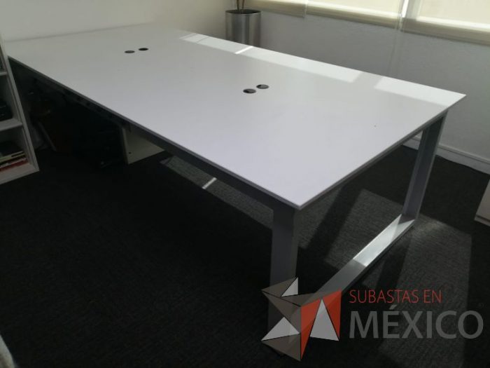Lote 001 - Mesa de trabajo para 4 personas cubierta color blanco
