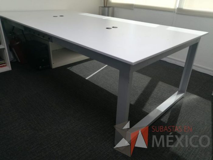 Lote 001 - Mesa de trabajo para 4 personas cubierta color blanco - Imagen 4