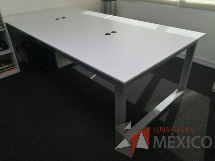 Lote 001 - Mesa de trabajo para 4 personas cubierta color blanco - Imagen 7