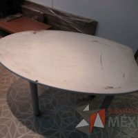 Lote 005 - Mesa de gota tipo formaica con 4 patas metálicas con ruedas