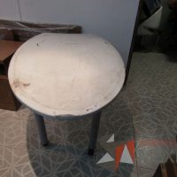 Lote 005 - Mesa de gota tipo formaica con 4 patas metálicas con ruedas - Imagen 3