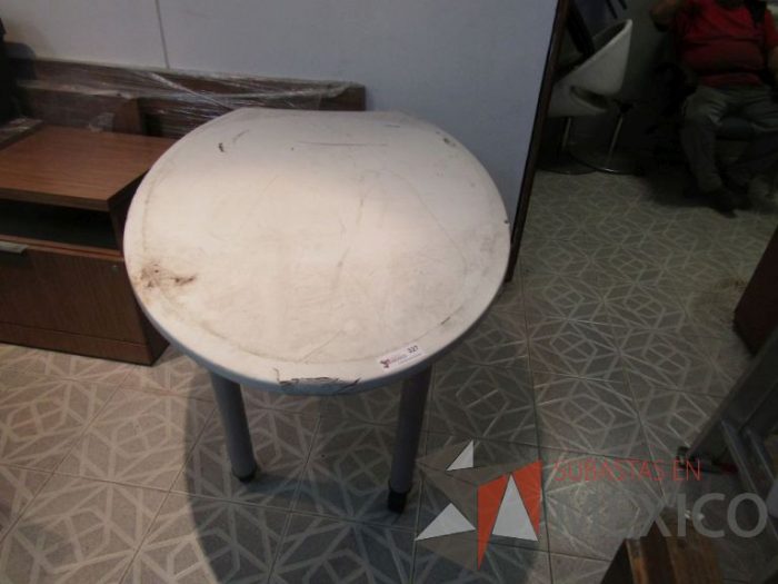 Lote 005 - Mesa de gota tipo formaica con 4 patas metálicas con ruedas - Imagen 3