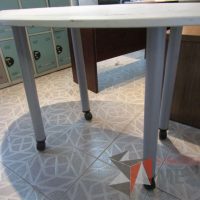 Lote 005 - Mesa de gota tipo formaica con 4 patas metálicas con ruedas - Imagen 4