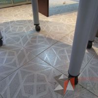 Lote 005 - Mesa de gota tipo formaica con 4 patas metálicas con ruedas - Imagen 5