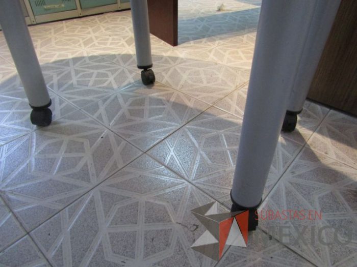 Lote 005 - Mesa de gota tipo formaica con 4 patas metálicas con ruedas - Imagen 5