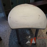 Lote 005 - Mesa de gota tipo formaica con 4 patas metálicas con ruedas - Imagen 6