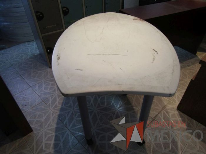 Lote 005 - Mesa de gota tipo formaica con 4 patas metálicas con ruedas - Imagen 6
