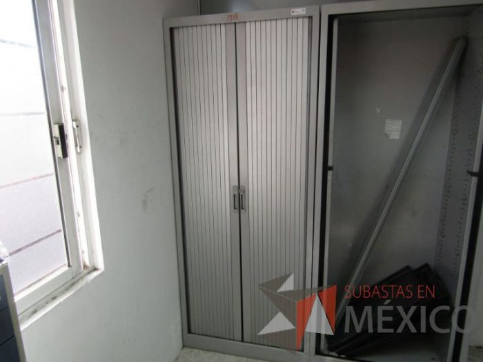 Lote 125 - Gabinete alto metálico con 2 puertas corredizas - Imagen 3