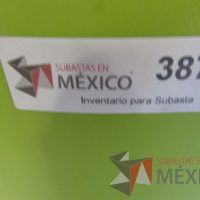 Lote 016 - Silla de visita asiento y respaldo de plástico color blanco por dentro, color verde por fuera, patas metálicas - Imagen 3