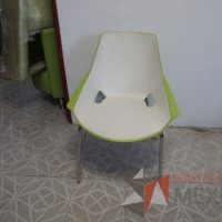 Lote 016 - Silla de visita asiento y respaldo de plástico color blanco por dentro, color verde por fuera, patas metálicas