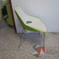 Lote 016 - Silla de visita asiento y respaldo de plástico color blanco por dentro, color verde por fuera, patas metálicas - Imagen 5