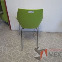 Lote 016 - Silla de visita asiento y respaldo de plástico color blanco por dentro, color verde por fuera, patas metálicas - Imagen 6