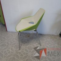 Lote 016 - Silla de visita asiento y respaldo de plástico color blanco por dentro, color verde por fuera, patas metálicas - Imagen 7